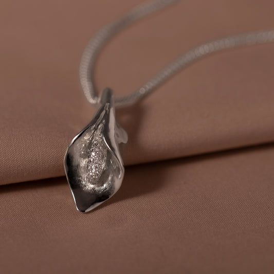 Calla pendant