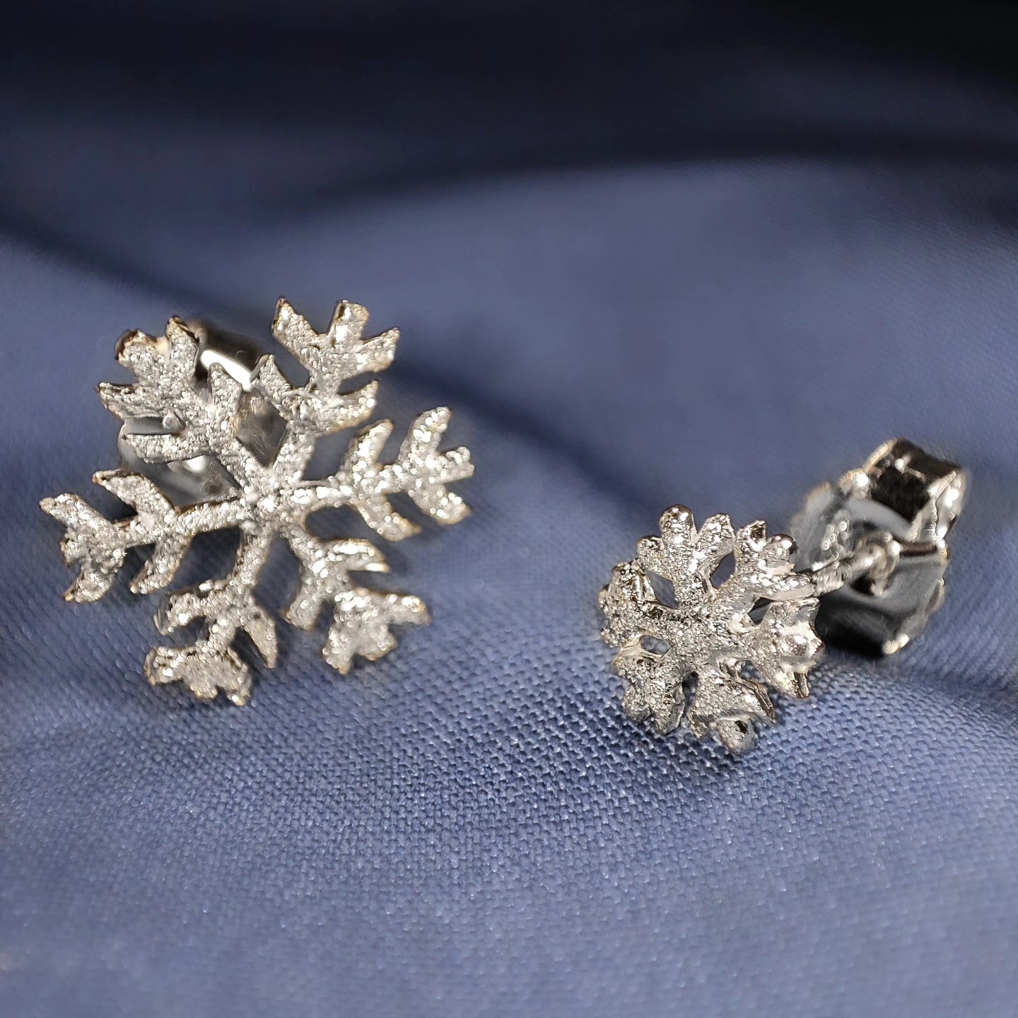 CHILL - Orecchini a cerchio con ciondolo a forma di fiocco di neve, argento Sterling 925 - Italia CHILL - Orecchini a cerchio con ciondolo a forma di fiocco di neve, argento Sterling 925 - Italia